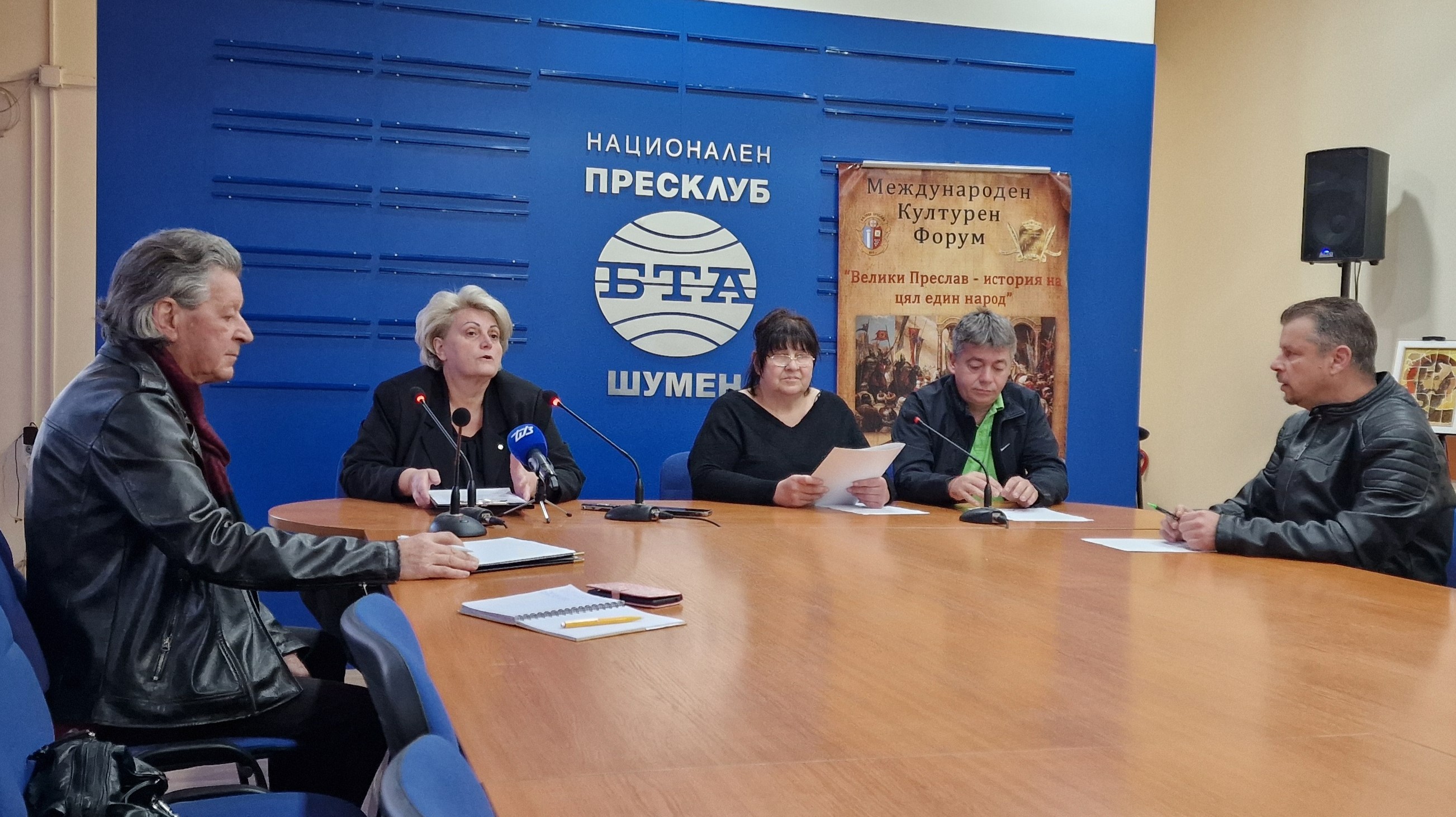 Откриване на изложба с художествени творби на български деца от страната и чужбина по случай Деня на народните будители