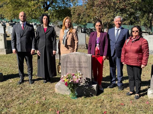 Екипът на Българското посолство в САЩ положи цветя на гроба на професор Стефан Панаретов във Вашингтон