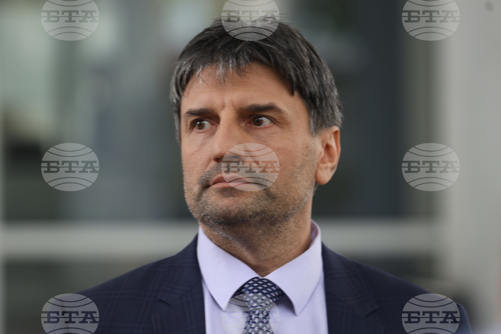 Лекарят, прегазил кучето Мая, е в страната и днес се яви в Трето районно управление, каза главен комисар Любомир Николов