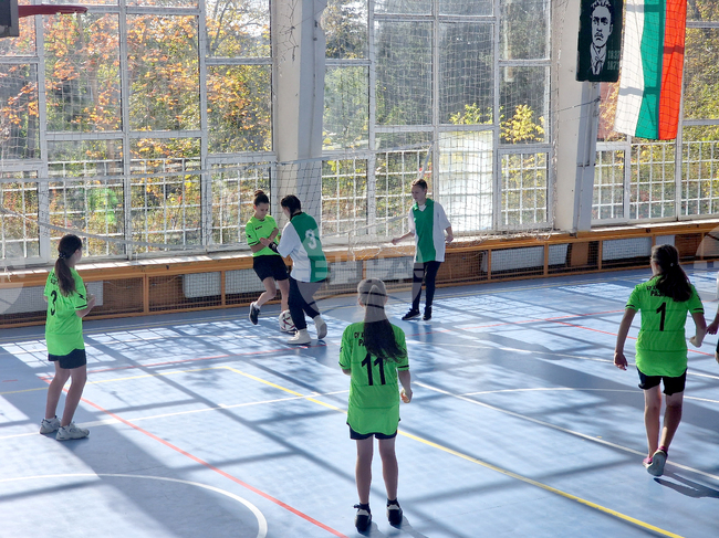 Момичета и девойки от 22 училища в област Разград показват спортни умения в турнир по минифутбол