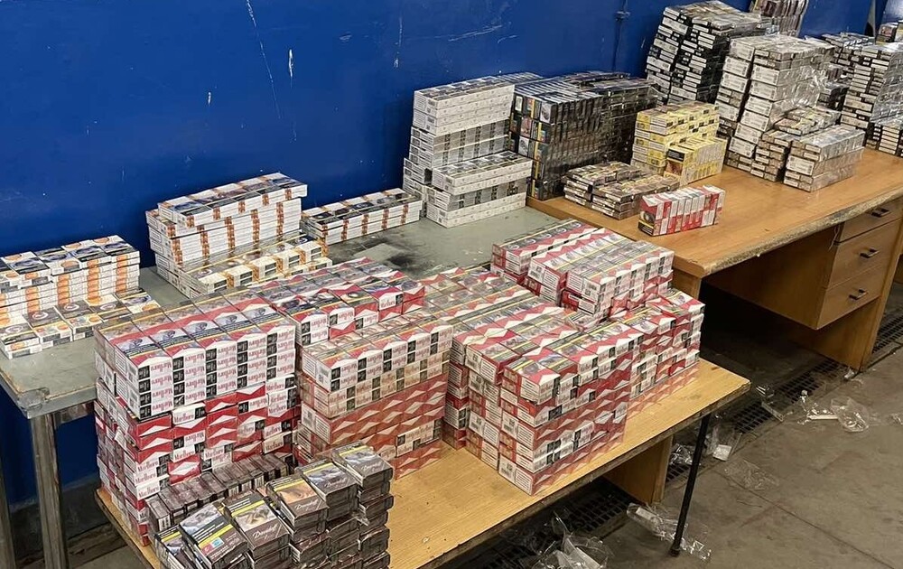 Агенция „Митници“: Митническите инспектори от „Борба с наркотрафика -Русе“ откриха тайник с над 57 000 къса цигари в пътнически микробус