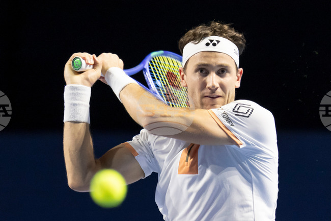 Каспер Рууд и Феликс Оже-Алиасим продължават напред на турнира по тенис в Базел