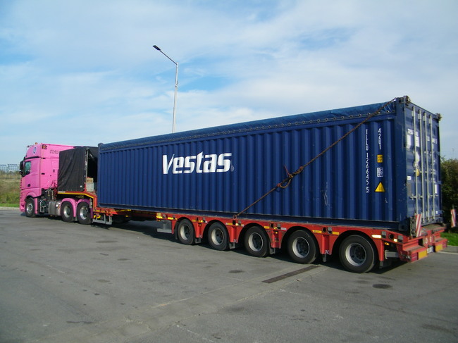 Гранични полицаи задържаха 17 незаконни мигранти, укрити в камион