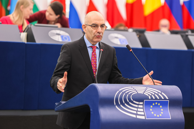 Петър Волгин пред аудиторията на Европарламента: ПП/ДБ се бяха гушнали любовно с ГЕРБ и ДПС, а сега гръмко ги критикуват