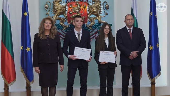 Президентът Румен Радев и вицепрезидентът Илияна Йотова връчиха сертификати на ученици, заели техните постове за един ден