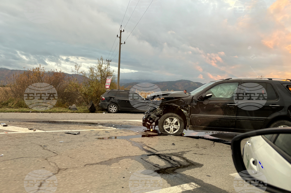 Мъж на 22 години почина след катастрофира в дърво в Самоков