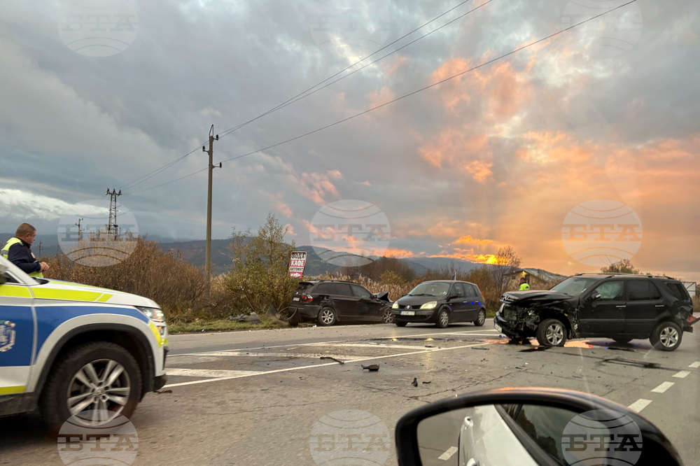 Движението по пътя Самоков – Дупница се осъществява в едната лента заради катастрофа