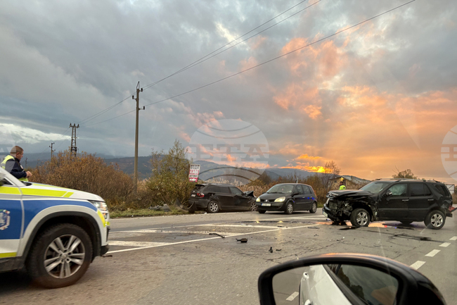 Движението по пътя Самоков – Дупница се осъществява в едната лента заради катастрофа