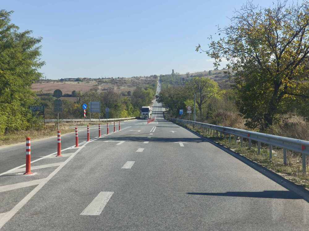АПИ: Нови разделителни колчета повишават безопасността на движение в два участъка от път II-58 Асеновград – Кърджали