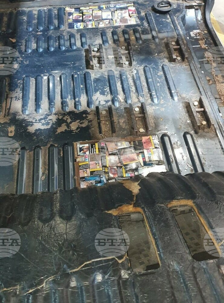 Русенски митничари откриха над 57 000 къса цигари в тайник в микробус на "Дунав мост"