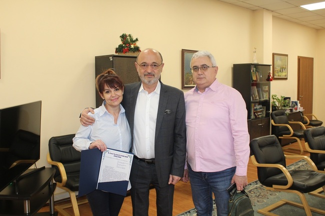 МЗ: Родилката от Силистра, която по спешност беше транспортирана до София със самолет „Спартан“ в началото на януари, се срещна с министър Меджидиев