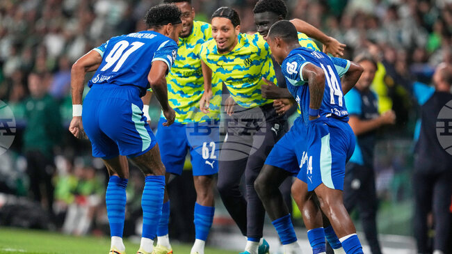 Олимпик Марсилия надигра Оксер и се доближи на две точки от Пари Сен Жермен