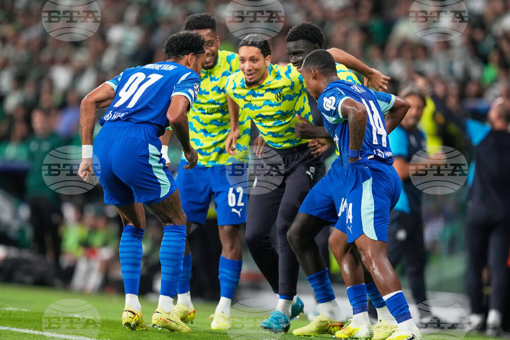 Олимпик Марсилия надигра Оксер и се доближи на две точки от Пари Сен Жермен