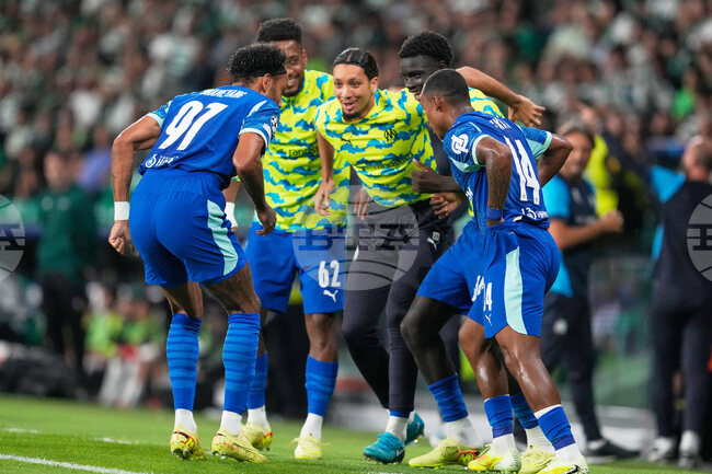 Олимпик Марсилия надигра Оксер и се доближи на две точки от Пари Сен Жермен