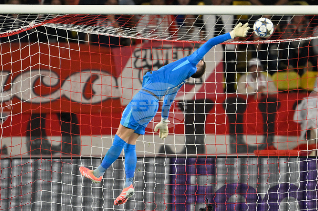 Вратарят на Тотнъм се извини на феновете след поражението в дербито срещу Арсенал