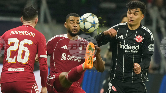 Крилото на Айнтрахт (Франкфурт) Джан Узун отпадна от състава на Турция за Световната квалификация срещу България през ноември