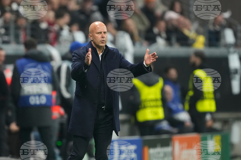 Арне Слот е доволен от убедителната победа на Ливърпул в Шампионската лига, двама футболисти на "червените" получиха контузии