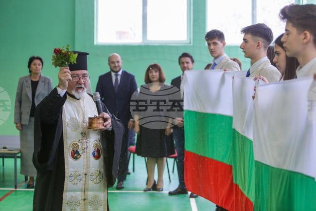 Освещаване на националните знамена на столичните училища