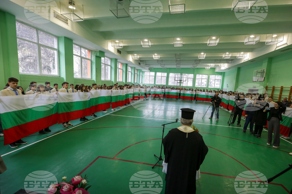 Освещаване на националните знамена на столичните училища