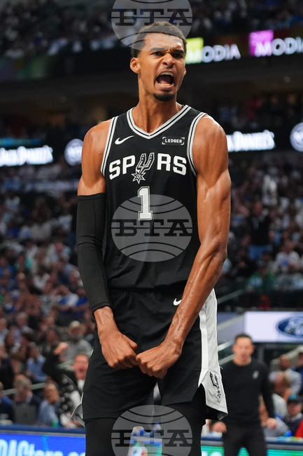 APTOPIX Spurs Mavericks Basketball