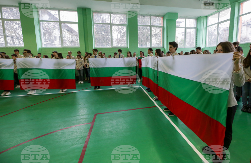 Освещаване на националните знамена на столичните училища