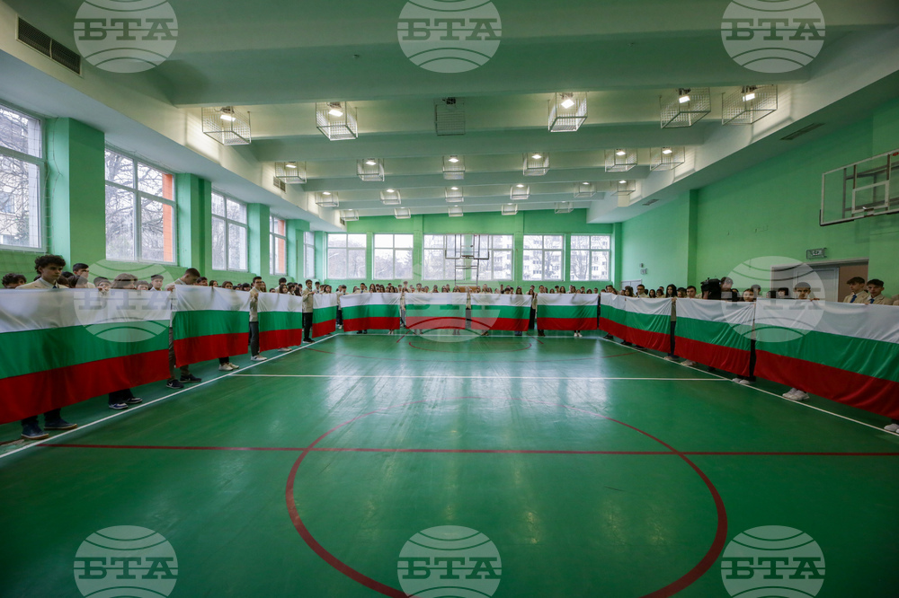 Освещаване на националните знамена на столичните училища