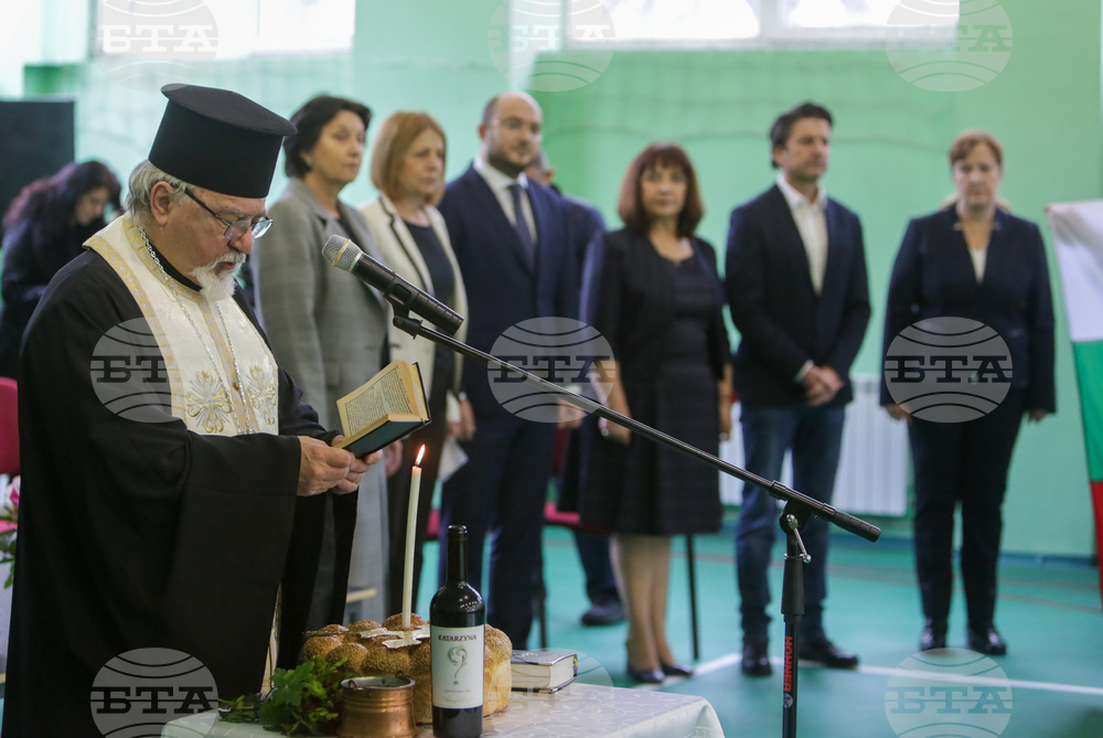 Освещаване на националните знамена на столичните училища