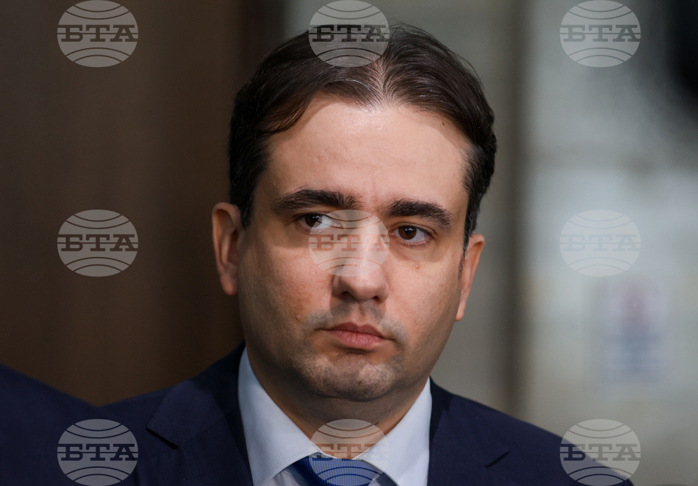 Имаме информация, че бившият външен министър Мария Габриел е разговаряла с Великобритания за изваждане на лица от санкционния им списък, каза Божидар Божанов от ПП-ДБ