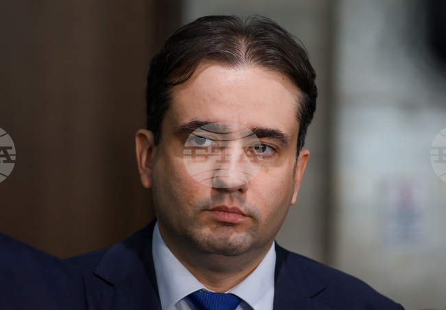 Имаме информация, че бившият външен министър Мария Габриел е разговаряла с Великобритания за изваждане на лица от санкционния им списък, каза Божидар Божанов от ПП-ДБ