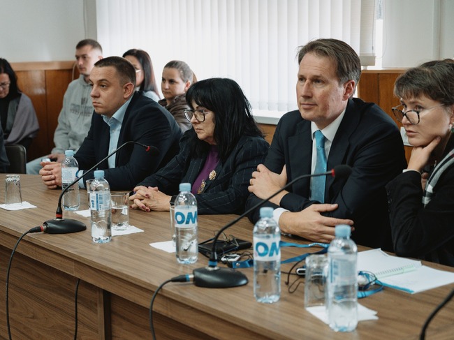 Българският посланик в Кишинев Мая Добрева взе участие в откриването на изложба в университета в Тараклия