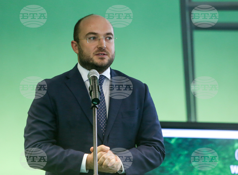 Освещаване на националните знамена на столичните училища
