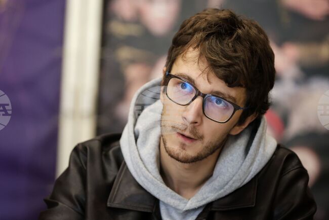 В първата си постановка на бургаска сцена режисьорът Николай Йорданов използва "Илюзията", за да сблъска няколко реалности