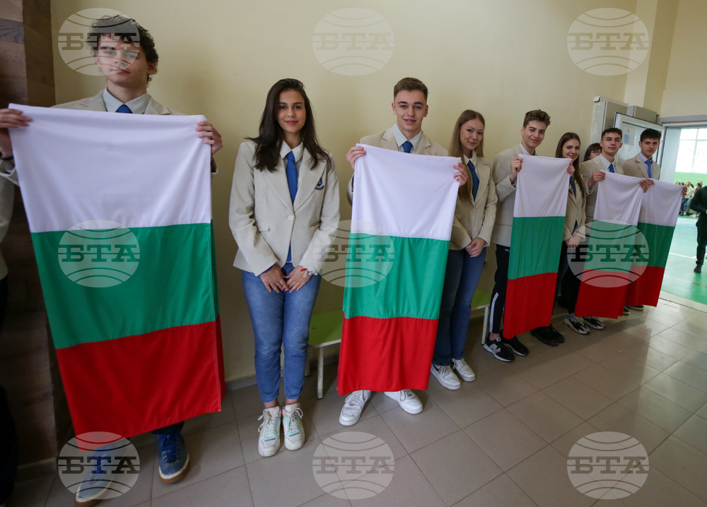Освещаване на националните знамена на столичните училища