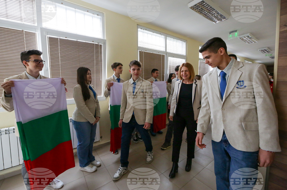 Освещаване на националните знамена на столичните училища