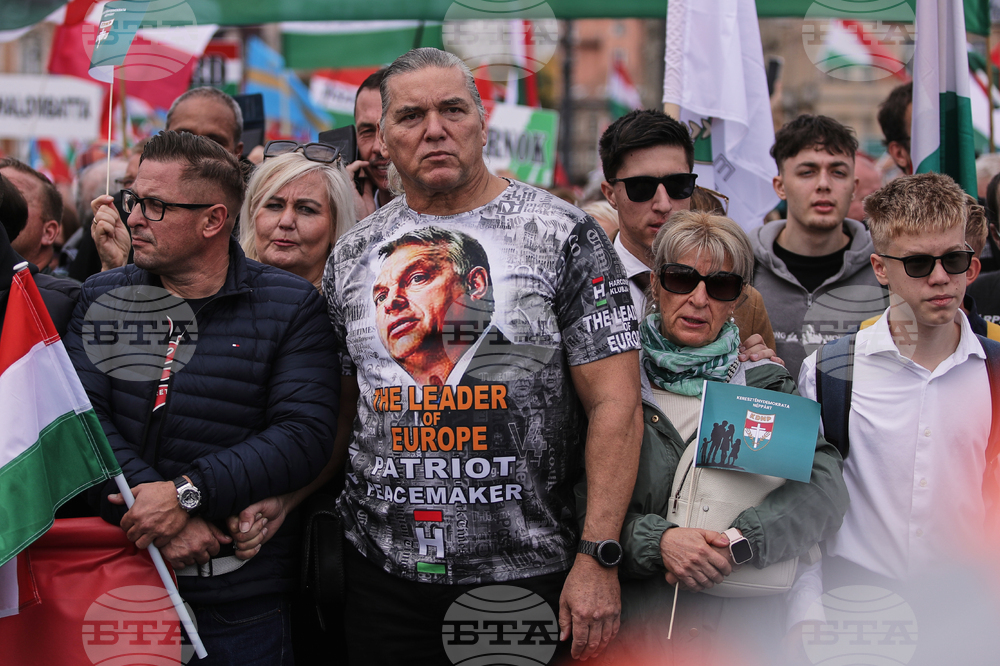 Десетки хиляди поддръжници на Виктор Орбан се събраха в Будапеща по случай национален празник