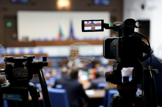 Председателят на парламента Наталия Киселова свиква извънредно пленарно заседание от 13:00 часа за заплатите на младите лекари 