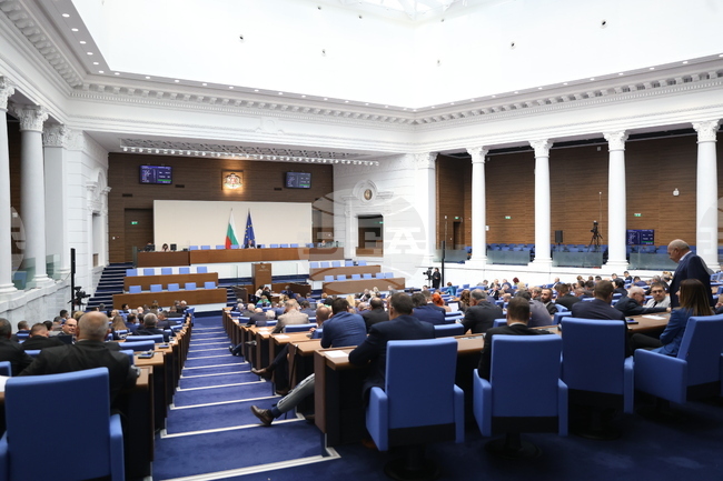 Второ четене на промени в Закона за насърчаване на инвестициите, свързани с начина за продажба на "Лукойл", ще разгледа парламентът