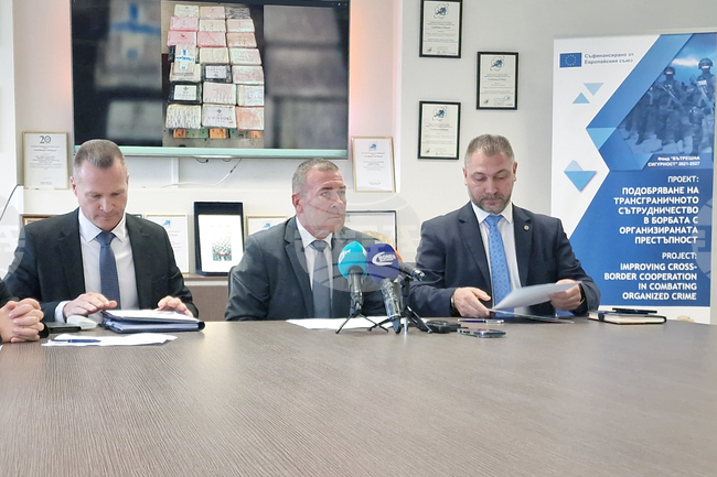 Във Франция са открити 179 килограма кокаин, скрити в тайник на камион с българска регистрация, каза главен комисар Боян Раев