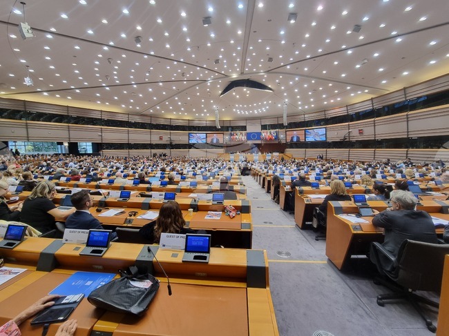 С музика, стихове и поздравления от европейски лидери премина церемонията по встъпване в длъжност на новия председател на ЕИСК Шеймъс Боланд