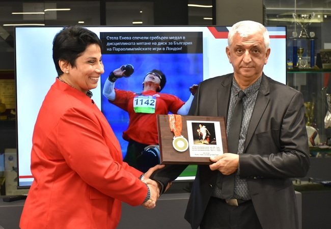 Стела Енева дари на НСА първия си паралимпийски медал, спечелен в Пекин през 2008 година