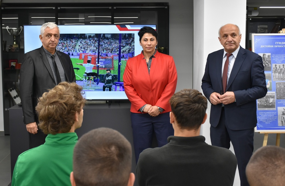 Стела Енева дари на НСА първия си паралимпийски медал, спечелен в Пекин през 2008 г.