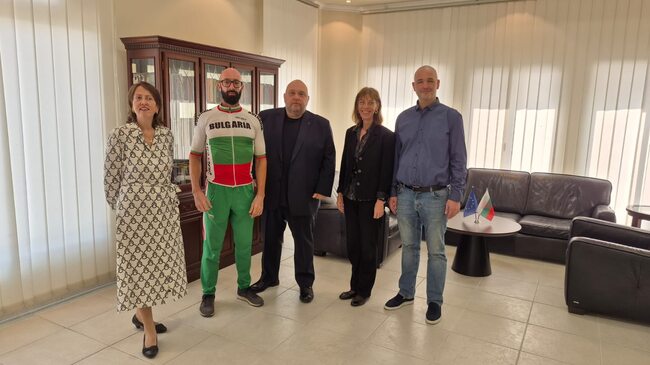 Българинът Мартин Гергов, който пътува с колело от София към Обединените арабски емирства, посети Генералното консулство на България в Дубай