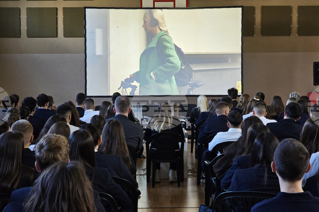 Късометражният филм Fallaway за превенция на наркоманиите сред младежите беше представен пред гимназисти в София