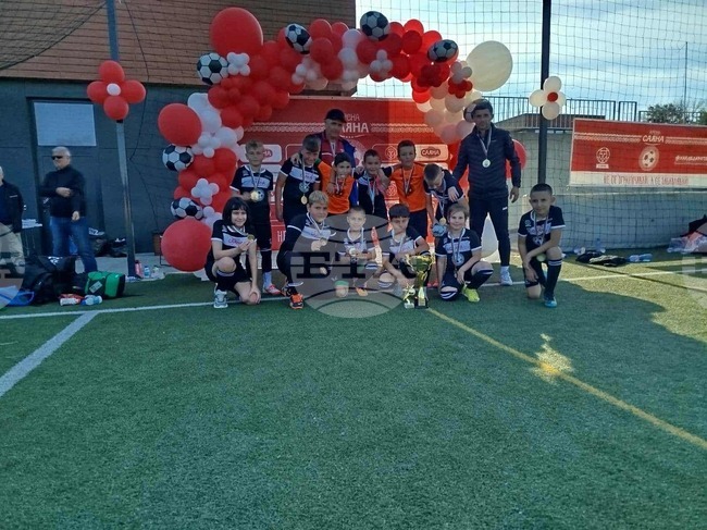 Отборът на Основно училище „Васил Левски“ в Разград е шампион в турнира по футбол за деца „Арена Саяна“ 