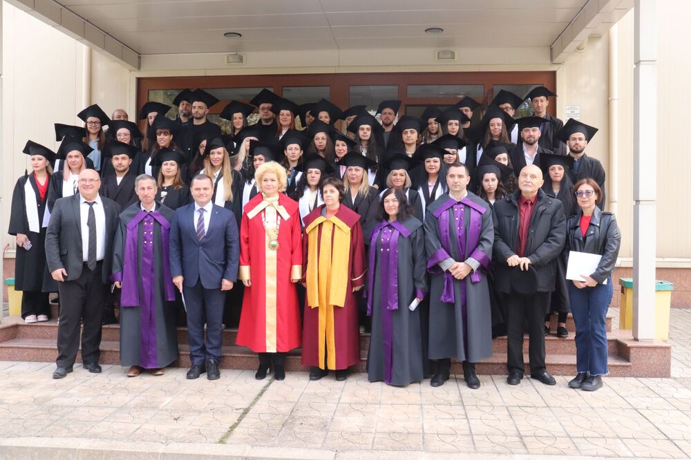 ОА Русе: Близо 90 абсолвенти от випуск 2025 на русенския филиал на ВУАРР получиха дипломите си днес