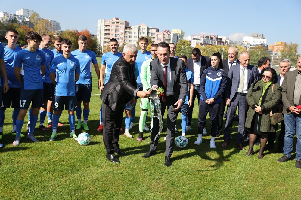 Министърът на спорта Иван Пешев откри обновения футболен терен в НСА