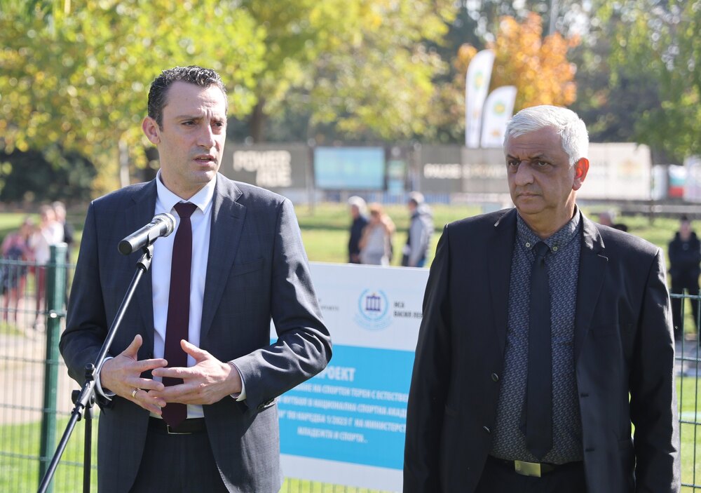 Министър Иван Пешев откри обновения футболен терен в НСА