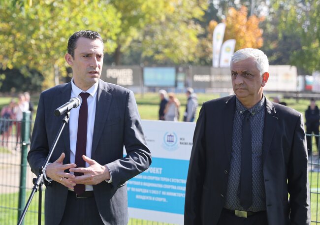 Министър Иван Пешев откри обновения футболен терен в НСА