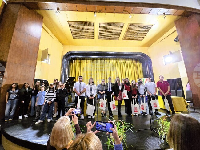 Викторина „Зора над Сливен“ обедини ученици по повод 165 години от създаването на Народно читалище „Зора – 1860“