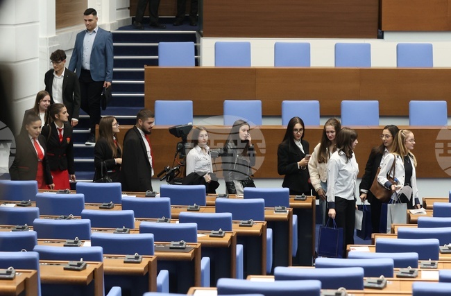 Ученици влязоха в ролята на депутати в рамките на инициативата "Мениджър за един ден" и се обявиха за повече младежки политики